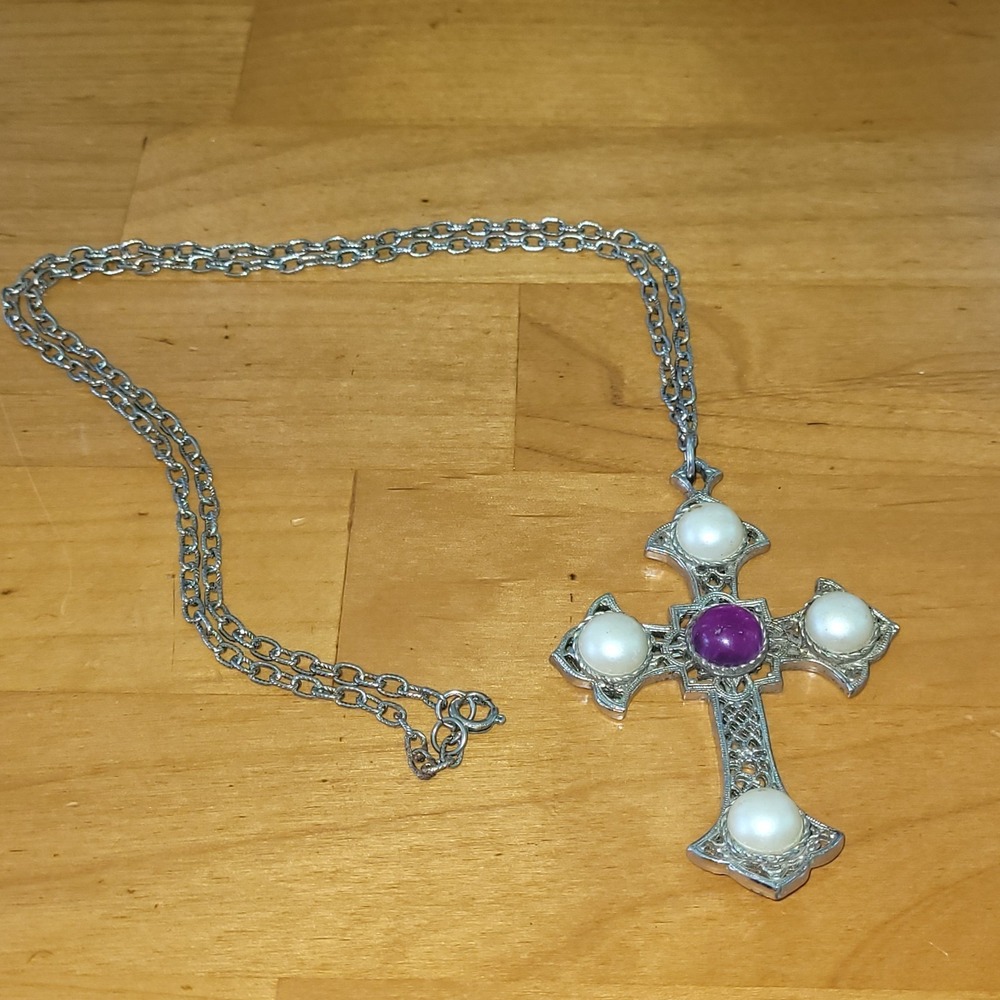 Vtg 1971 SARAH COVENTRY Crusader Cross Necklace Faux Pearl Purple MCM 70s - Picture 2 of 9